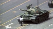 Der „Tank Man“ stellt sich während der Tiananmen-Proteste 1989 in Peking einer Kolonne von Panzern entgegen – ein weltweit bekanntes Symbol des gewaltlosen Widerstands. Der „Tank Man“ stellt sich während der Tiananmen-Proteste 1989 in Peking einer Kolonne von Panzern entgegen – ein weltweit bekanntes Symbol des gewaltlosen Widerstands.