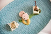 "Gabelbissen mit Schneckenleber" in der "Wiener Schnecken Manufaktur" im Hof-Bistro fuer ServusTV's "Heimatleuchten - So schmeckt Wien".