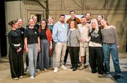 Gruppenbild mit Dame(n): Tahsim Durgun (7.v.l.), Tante Zeynep (6.v.r.) und Edin Hasanović (5.v.r.) improvisieren beim Schauspielkurs in Weimar.