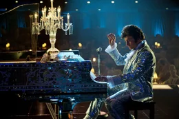 Der Pianist und Entertainer Liberace (Michael Douglas) begeistert mit seiner Show ein Millionenpublikum.