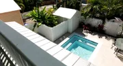 Ein Paar ist es leid, jedes Jahr die eisigen Temperaturen über die Wintermonate in Pennsylvania auszuhalten. Darum zieht es sie ins sommerliche Key West nach Florida. Hier suchen sie ein Haus mit vier Schlafzimmern und offenem Grundriss sowie mit Pool und ganz wichtig: Genügend Privatsphäre für ihren Sohn und seine laute Musik. Ein Paar ist es leid, jedes Jahr die eisigen Temperaturen über die Wintermonate in Pennsylvania auszuhalten. Darum zieht es sie ins sommerliche Key West nach Florida. Hier suchen sie ein Haus mit vier Schlafzimmern und offenem Grundriss sowie mit Pool und ganz wichtig: Genügend Privatsphäre für ihren Sohn und seine laute Musik.