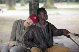 Reinhold (Albrecht Schuch, l.) f&uuml;hrt Francis (Welket Bungu&eacute;, r.) in die Regeln des Drogenhandels im Park ein.