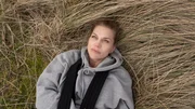 Helen Dorn (Anna Loos) liegt in den D&uuml;nen.