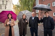 Endlich steht die Wiederer&ouml;ffnung von Wilsbergs (Leonard Lansink, 2.v.r.) Antiquariat bevor. Er hat seine Freunde Tessa Tilker (Patricia Meeden, l.), Anna Springer (Rita Russek, 2.v.l.) und Ekki (Oliver Korittke, r.) eingeladen, seinen Laden feierlich zu enth&uuml;llen.