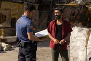 Melik (Diyar Bozkurt, l.) befragt Karim (Aziz Çapkurt), Besitzer eines Recycling-Hofs, nachdem ein toter Müllsammler gefunden wurde. Melik (Diyar Bozkurt, l.) befragt Karim (Aziz Çapkurt), Besitzer eines Recycling-Hofs, nachdem ein toter Müllsammler gefunden wurde.