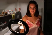 W&auml;hrend die Influencerin Bonnie von Laer (Johanna Ingelfinger) einen Beitrag f&uuml;r ihren Social-Media-Account dreht, wird im Nebenzimmer eine Scheibe eingeschlagen.