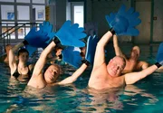 Krause (Horst Krause, Mitte), Rudi (Tilo Prückner, links) und weitere Kurgäste bei der intensiven Bewegungstherapie. Krause (Horst Krause, Mitte), Rudi (Tilo Prückner, links) und weitere Kurgäste bei der intensiven Bewegungstherapie.