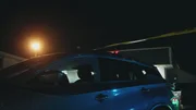 Ein Auto mit einer eingeschlagenen Scheibe