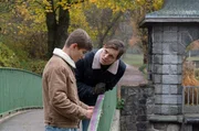 Tom Lehmann (Franz Hartwig, r.) findet den autistischen Jonas Wilke (Juls Serger, l.). Tom Lehmann (Franz Hartwig, r.) findet den autistischen Jonas Wilke (Juls Serger, l.).