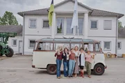 Die Landfrauen auf dem Hof von Diana Humpfer in Schrozberg. v.li.n.re.: Paula Altner, Judith Wohlfarth, Anna Turonok, Katrin Humpfer, Sarah Schreiber, Myriam Sehringer