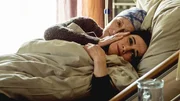 Hanneke Tietzsche (Almut Zilcher, vorne) steht ihrer totkranken Partnerin Irene Wohlleben (Eleonore Weisgerber) bei. Hanneke Tietzsche (Almut Zilcher, vorne) steht ihrer totkranken Partnerin Irene Wohlleben (Eleonore Weisgerber) bei.
