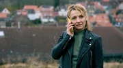 Nadja (Christina Große) steckt zwischen den Stühlen. Nadja (Christina Große) steckt zwischen den Stühlen.