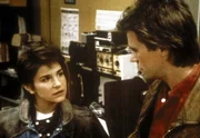 Kate (Darcy Marta, l.), eine Computerspezialistin, erkl&auml;rt MacGyver (Richard Dean Anderson, r.), wie man in ein Computersystem einbricht.