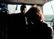 MacGyver (Richard Dean Anderson, r.) demonstriert dem Lokführer, wie man etwas mehr Geschwindigkeit herausholen kannn. MacGyver (Richard Dean Anderson, r.) demonstriert dem Lokführer, wie man etwas mehr Geschwindigkeit herausholen kannn.