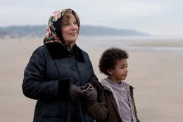 Eigentlich mag Paulette (Bernadette Lafont) niemanden. Schon gar nicht Menschen mit schwarzer Hautfarbe. Da ist es mehr als ungünstig, dass ihr Enkel Leo (Isma&euml;l Dram&eacute;) einen Vater mit afrikanischen Wurzeln hat.