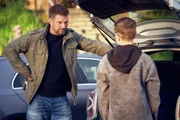 David (Simon Böer, l.) und sein Sohn Julius (Milon Böer) treffen auf dem Schulparkplatz. David möchte ein Vater Sohn Gespräch führen und prallt ab. David (Simon Böer, l.) und sein Sohn Julius (Milon Böer) treffen auf dem Schulparkplatz. David möchte ein Vater Sohn Gespräch führen und prallt ab.