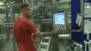 Bad Duerrheim - Yannik Siegle kontrolliert am Computer. Bad Duerrheim - Yannik Siegle kontrolliert am Computer.