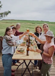 Die Landfrauen genie&szlig;en die Vorspeise auf dem Skywalk am Bisongehege. v.li.n.re.: Anna Turonok, Sarah Schreiber, Paula Altner, Judith Wohlfarth, Katrin Humpfer, Myriam Sehringer