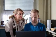 ARD/HEITER BIS TÖDLICH - NORDISCH HERB, neue Krimiserie (16 Folgen), Folge 13 "Alles nur aus Liebe", Wibke (Nora Binder, l.) ist beeindruckt: Rayk (Martin Wißner, r.) hat den Computer des Ermordeten geknackt. ARD/HEITER BIS TÖDLICH - NORDISCH HERB, neue Krimiserie (16 Folgen), Folge 13 "Alles nur aus Liebe", Wibke (Nora Binder, l.) ist beeindruckt: Rayk (Martin Wißner, r.) hat den Computer des Ermordeten geknackt.