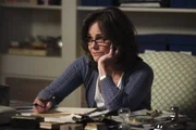 Nach dem Tod von Ida versucht sich Nora (Sally Field) mit Arbeit abzulenken, doch lange kann sie so nicht weitermachen ... Nach dem Tod von Ida versucht sich Nora (Sally Field) mit Arbeit abzulenken, doch lange kann sie so nicht weitermachen ...