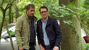 Finn (Sven Martinek, l.) und Lars (Ingo Naujoks, r.) observieren eine H&uuml;tte im Wald.