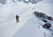 Ein Fehltritt kann tödlich sein: Bergsteiger Mike Fuchs auf einer Bergkante am Denali in Alaska. Ein Fehltritt kann tödlich sein: Bergsteiger Mike Fuchs auf einer Bergkante am Denali in Alaska.