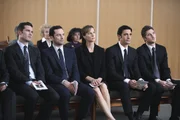 Auf der Trauerfeier wird Scotty (Luke MacFarlane, l.), Kevin (Matthew Rhys, 2.v.l.), Sarah (Rachel Griffiths, M.), Luc (Gilles Marini, 2.v.r.) und Justin (Dave Annable, r.) bewusst, welche Bedeutung Ida in ihren Leben gespielt hat ... Auf der Trauerfeier wird Scotty (Luke MacFarlane, l.), Kevin (Matthew Rhys, 2.v.l.), Sarah (Rachel Griffiths, M.), Luc (Gilles Marini, 2.v.r.) und Justin (Dave Annable, r.) bewusst, welche Bedeutung Ida in ihren Leben gespielt hat ...