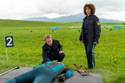 Polizeihauptmeister Mohr (Max Müller, l.) und seine Kollegin Leni Moosacher (Irie Ried, r.) können nur noch den Tod des Biathleten feststellen. Polizeihauptmeister Mohr (Max Müller, l.) und seine Kollegin Leni Moosacher (Irie Ried, r.) können nur noch den Tod des Biathleten feststellen.