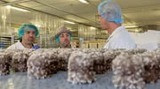 Karl L&ouml;wenherz (l.) und Pascal Kitzm&uuml;ller (m.) in der Schwedenbomben-Fabrik