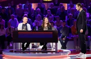 Moderator Kai Pflaume (r.) mit Rateteam-Kapit&auml;n Bernhard Ho&euml;cker (l.) und der Schauspielerin Christine Neubauer (M.).