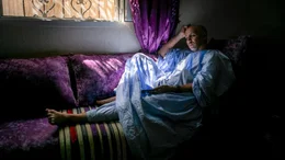 Mohamedou Slahi entspannt sich auf dem Sofa im Haus eines Freundes in Nouakchott, Mauretanien.