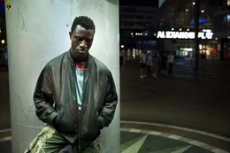 Francis (Welket Bungu&eacute;) ist am Berliner Alexanderplatz gestrandet.
