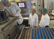 Karl L&ouml;wenherz (r.) und Pascal Kitzm&uuml;ller (m.) in der Schwedenbomben-Fabrik