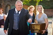 Dorfpolizist Horst Krause ist fassungslos. Seine fast sechzigjährige Schwester Meta will Taxifahrer Rudi aus Köln heiraten. Doch Metas Entschluss, den familiären Gasthof zu verlassen und ihrem Gatten an den Rhein zu folgen, sprengt Krauses Vorstellungskraft. - Horst Krause (Horst Krause) und Fine Schlunzke (Sonja Gerhardt) Dorfpolizist Horst Krause ist fassungslos. Seine fast sechzigjährige Schwester Meta will Taxifahrer Rudi aus Köln heiraten. Doch Metas Entschluss, den familiären Gasthof zu verlassen und ihrem Gatten an den Rhein zu folgen, sprengt Krauses Vorstellungskraft. - Horst Krause (Horst Krause) und Fine Schlunzke (Sonja Gerhardt)