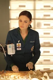 Brennan (Emily Deschanel) muss sich &uuml;ber zwei Leichen, die exakt dieselben Verletzungen aufweisen, den Kopf zerbrechen.