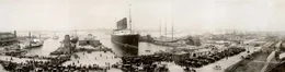 Die R.M.S. Lusitania nach ihrer Rekordfahrt von Liverpool nach New York im Oktober 1907. F&uuml;r ihre zweite Atlantik-&Uuml;berquerung ben&ouml;tigte sie weniger als f&uuml;nf Tage und gewann damit das begehrte "Blaue Band" f&uuml;r die schnellste Schiffspassage von Europa nach Amerika.