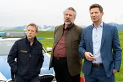 Polizeihauptmeister Mohr (Max Müller, l.) klärt die Kommissare Stadler (Dieter Fischer, M.) und Hansen (Igor Jeftić, r.) über erste Erkenntnisse zum Mord am Biathleten Max Ehrmann auf. Polizeihauptmeister Mohr (Max Müller, l.) klärt die Kommissare Stadler (Dieter Fischer, M.) und Hansen (Igor Jeftić, r.) über erste Erkenntnisse zum Mord am Biathleten Max Ehrmann auf.
