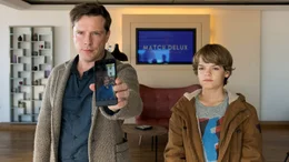 Matthias (Florian Panzner) und sein Sohn Tom (Konstantin / Leopold Schmidt) suchen in einer Partneragentur einen Mann f&uuml;r Gisela.