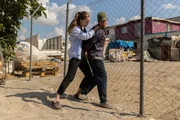 Ayse (Yasemin Kay Allen, l.) will mit Müllsammler Ömer (Mouna Soualem, r.) reden, der ein Geheimnis hat. Ayse (Yasemin Kay Allen, l.) will mit Müllsammler Ömer (Mouna Soualem, r.) reden, der ein Geheimnis hat.