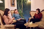 Für Klara (r.) waren ihre Freundinnen in der Zeit vor dem Schwangerschaftsabbruch wichtige Ansprechpartnerinnen. Für Klara (r.) waren ihre Freundinnen in der Zeit vor dem Schwangerschaftsabbruch wichtige Ansprechpartnerinnen.