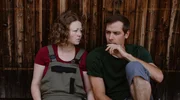 Eva und Jakob grübelnd vor der Scheune. Eva und Jakob grübelnd vor der Scheune.