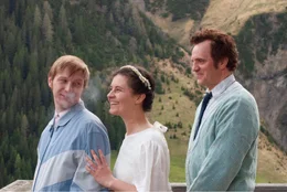 Elfi (Sofia Falzberger), ihr Bruder Fritz (Johannes Schmid) und Sepp (Roland Silbernagl, r.) genie&szlig;en die Aussicht, bevor sie in das Gemeindeamt gehen.