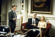 Mike (Michael J. Fox, l.), Caitlin (Heather Locklear, r.) und Bürgermeister Winston (Barry Bostwick, M.) gehen gemeinsam die Rede durch. Mike (Michael J. Fox, l.), Caitlin (Heather Locklear, r.) und Bürgermeister Winston (Barry Bostwick, M.) gehen gemeinsam die Rede durch.