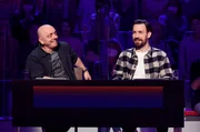 Rateteam-Kapit&auml;n Bernhard Ho&euml;cker (l.) mit Fernsehmoderator Jan K&ouml;ppen (r.).