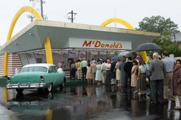 Im ganzen Land feiern die McDonalds-Restaurants gro&szlig;e Erfolge, die Kunden stehen sogar Schlange.
