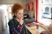 Joe (Sarah Hannemann) kompensiert ihren emotionalen Stress mit einem R&uuml;ckfall in die Nikotinsucht.