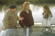 Thornton (Dana Elcar, l.), MacGyver (Richard Dean Anderson, M.) und Marya (Sharon Maughan, r.) beratschlagen, wie sie Maryas Vater befreien können. Thornton (Dana Elcar, l.), MacGyver (Richard Dean Anderson, M.) und Marya (Sharon Maughan, r.) beratschlagen, wie sie Maryas Vater befreien können.