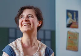 Elfi (Sofia Falzberger) bei der Pause in der Fabrik. Sie freut sich &uuml;ber viele bunte F&auml;den.