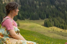 Elfi (Sofia Falzberger) sitzt in der Wiese nahe dem Elternhaus von Sepp.