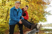 Nils (Florian Stadler, r.) empfiehlt Gustl (Sepp Schauer, l.) Dehnübungen um den Marathon zu meistern. Nils (Florian Stadler, r.) empfiehlt Gustl (Sepp Schauer, l.) Dehnübungen um den Marathon zu meistern.